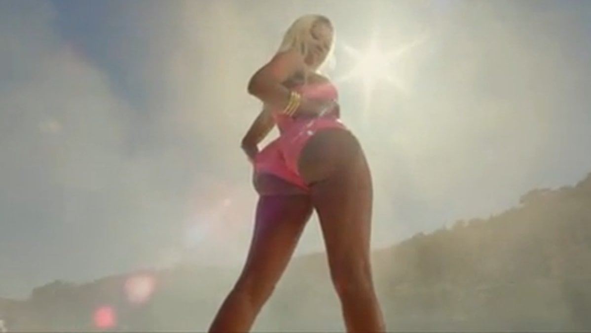 Nicki Minaj bjuder självklart även på sin berömda bakdel. 
